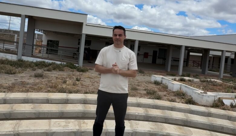 Escolas fechadas, crime recrutando